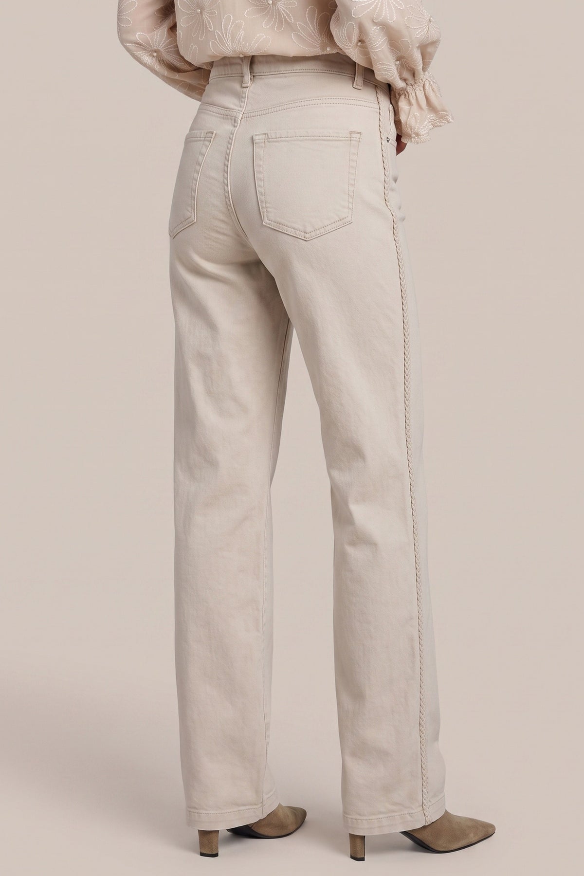 G-maxx Ronnat Sand jeans met rechte snit en denim stof, zichtbaar met details en pasvorm op model.