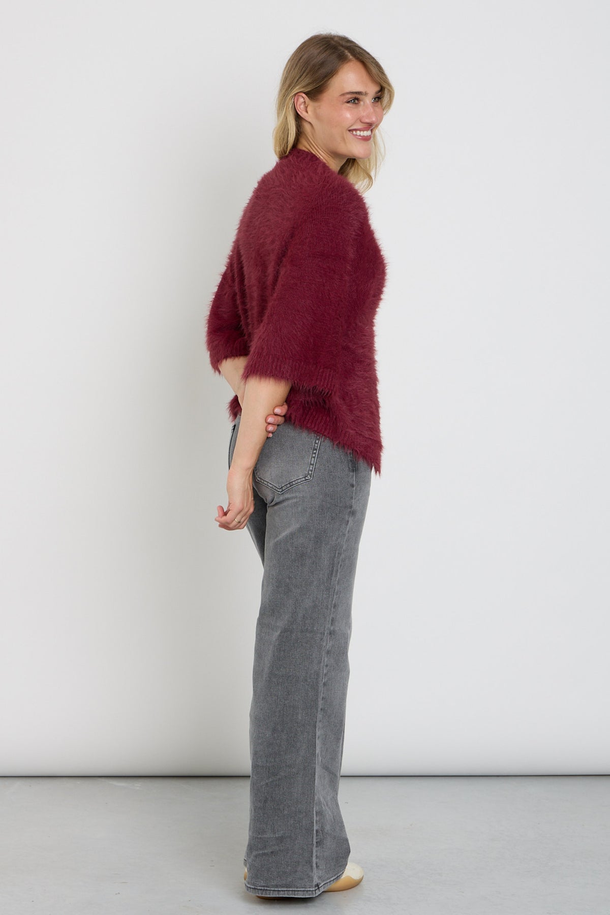 Grijze denim broek Red Button Brielle met rechte pasvorm, zichtbaar op de afbeelding.