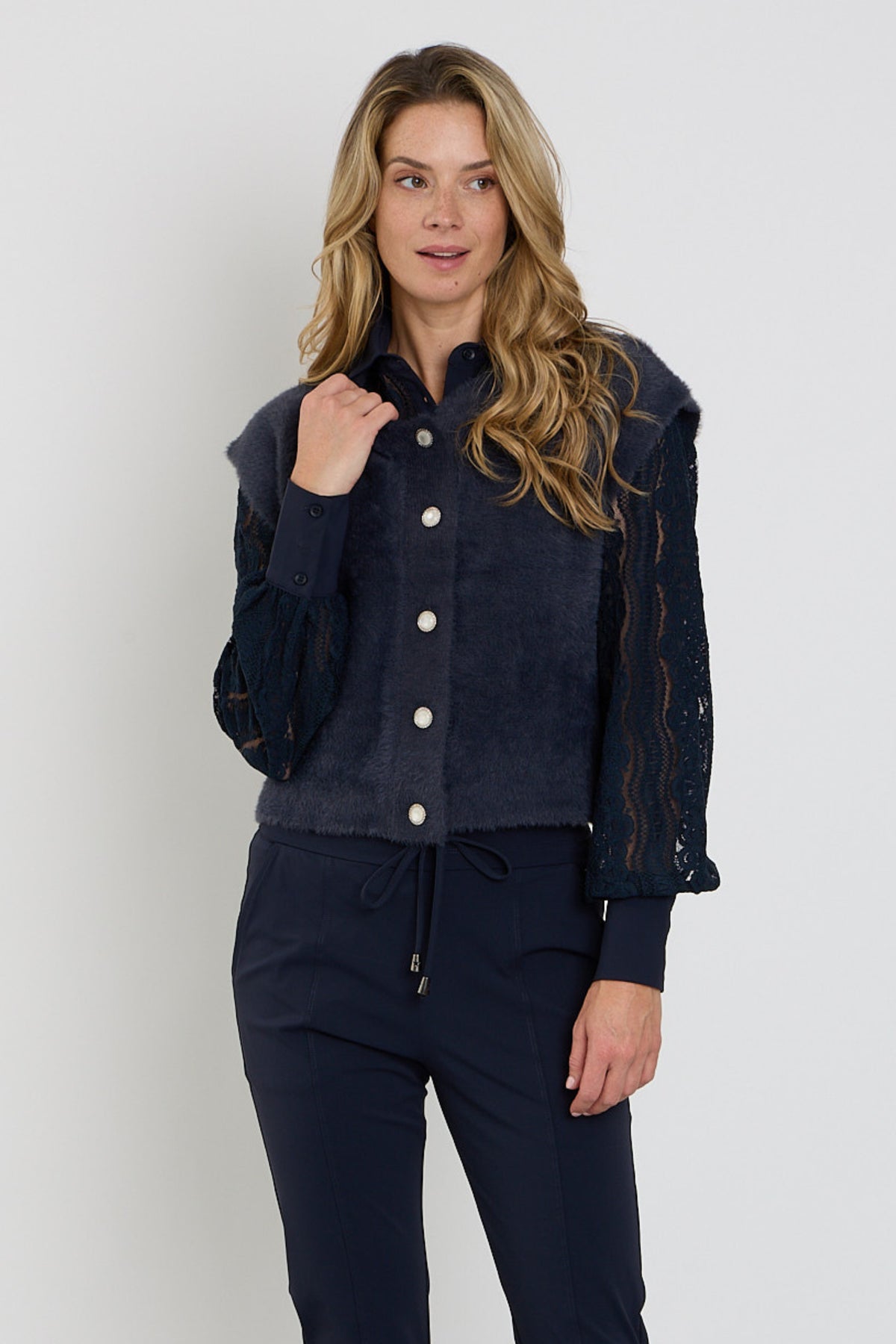 Zwart mouwloze haarige vest van Mi Piace in navy, close-up van de textuur en het model op de afbeelding