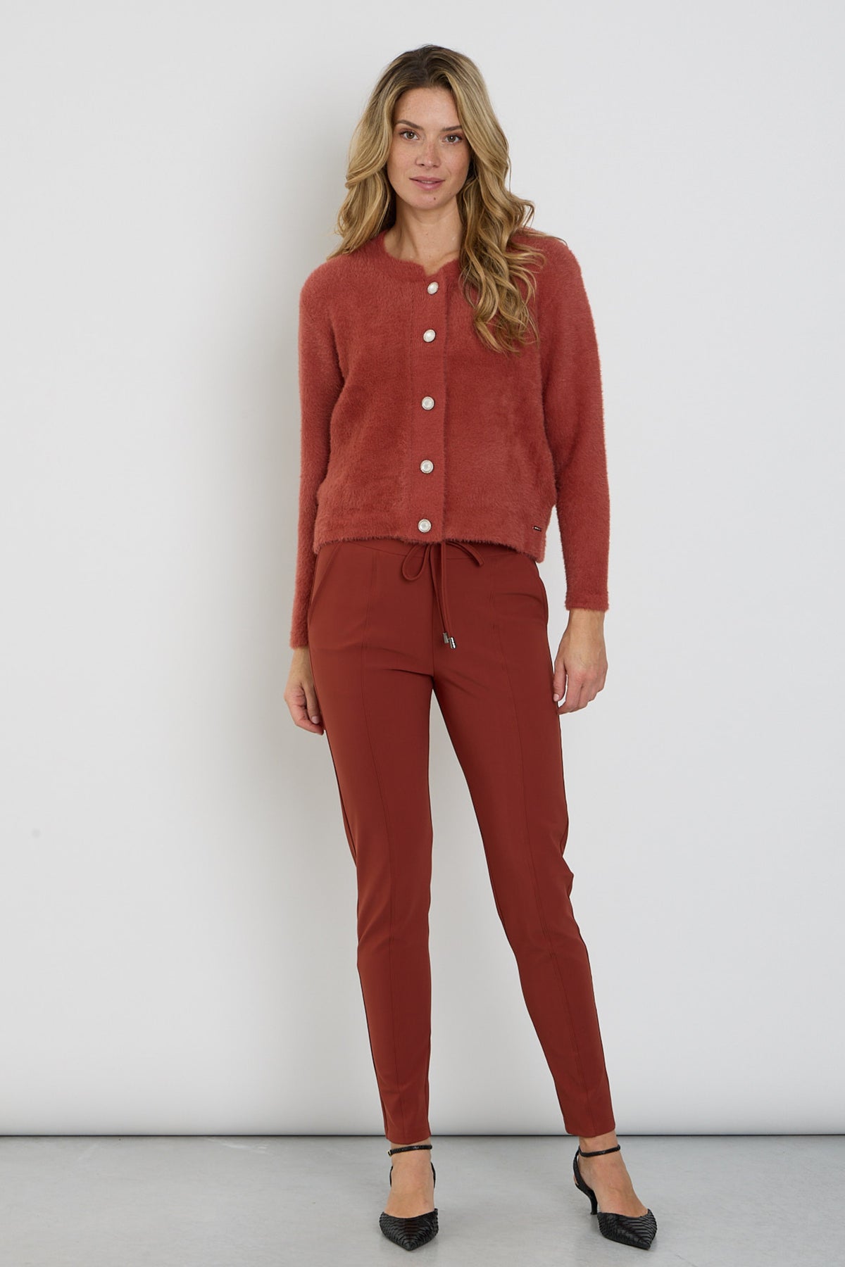 Mi Piace bonded reisbroek in Fired Brick kleur, stijlvolle damesbroek met gebonden details en comfortabele pasvorm.
