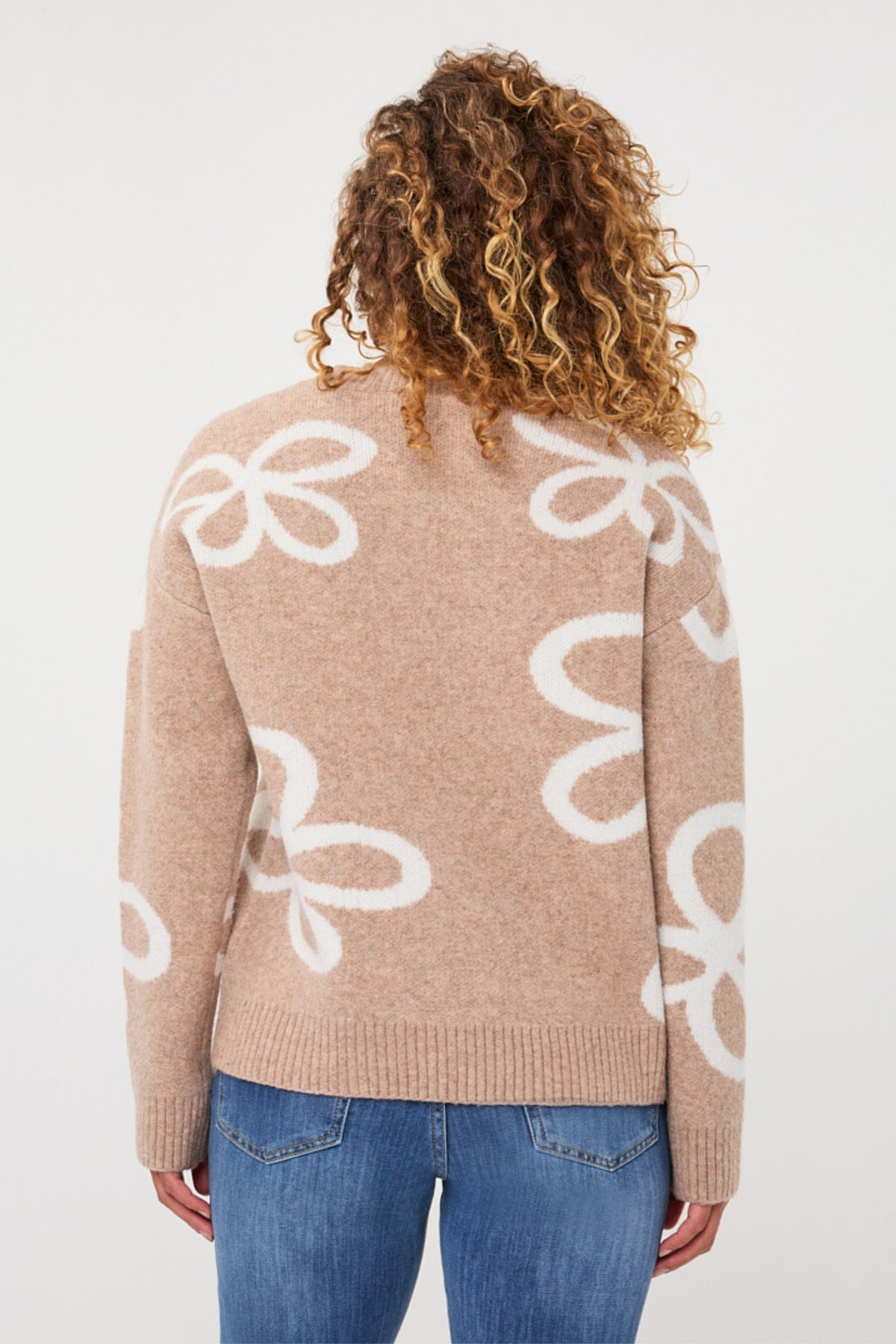 EsQualo gebreide sweater met intarsia patroon in zand melange, zachte en comfortabele dameskleding, close-up van het textiel.