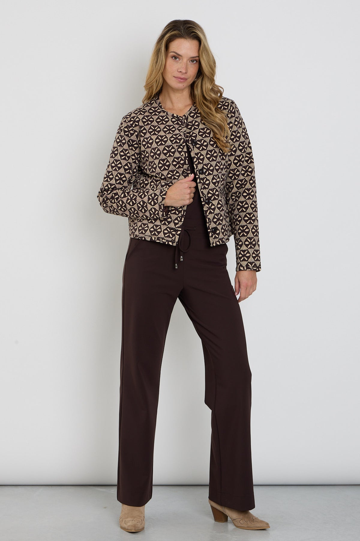 Bonded travel broek van Mi Piace, flared model in espresso kleur, comfortabele pasvorm en stijlvolle uitstraling.