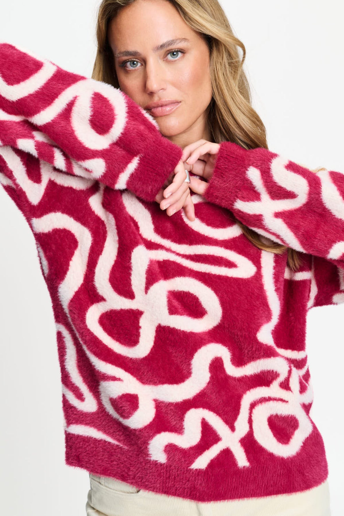 POM Amsterdam Frida Bow trui in burgundy rood met gebreide textuur en strikdetail, vol comfort en stijl.