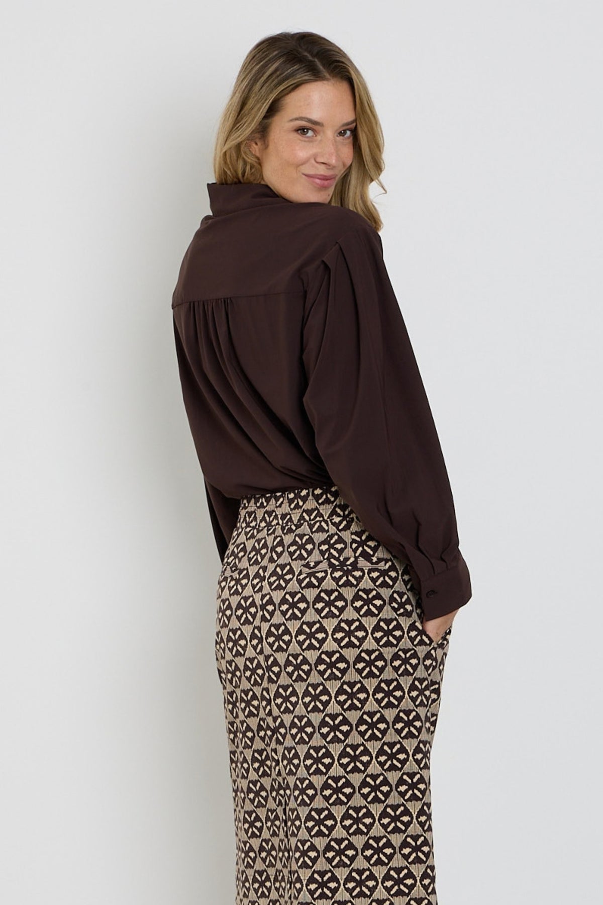 Lichtbruine reisblouse van Mi Piace met elegante pasvorm, geschikt voor comfortabel reizen en dagelijks gebruik.