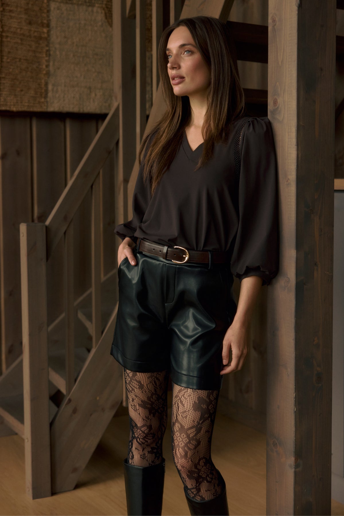Zwarte korte broek Lady Day Marielle L14.101.3558 met comfortabele pasvorm en modieus ontwerp, zichtbaar in de afbeelding.