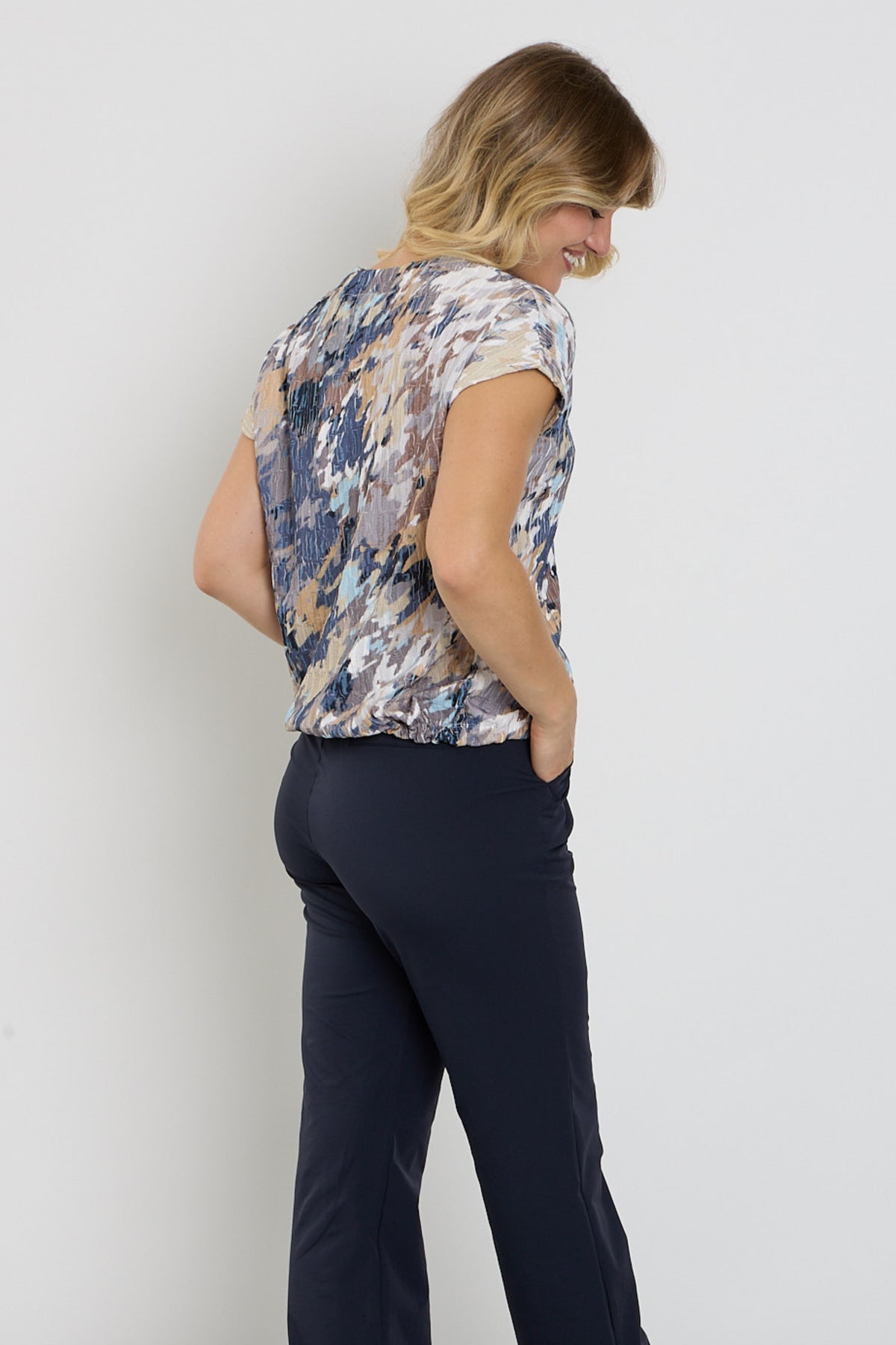Multicolore Enjoy blouse met trekkoord, lichtgewicht en casual, zichtbaar met kleurrijke patronen en zachte stof.
