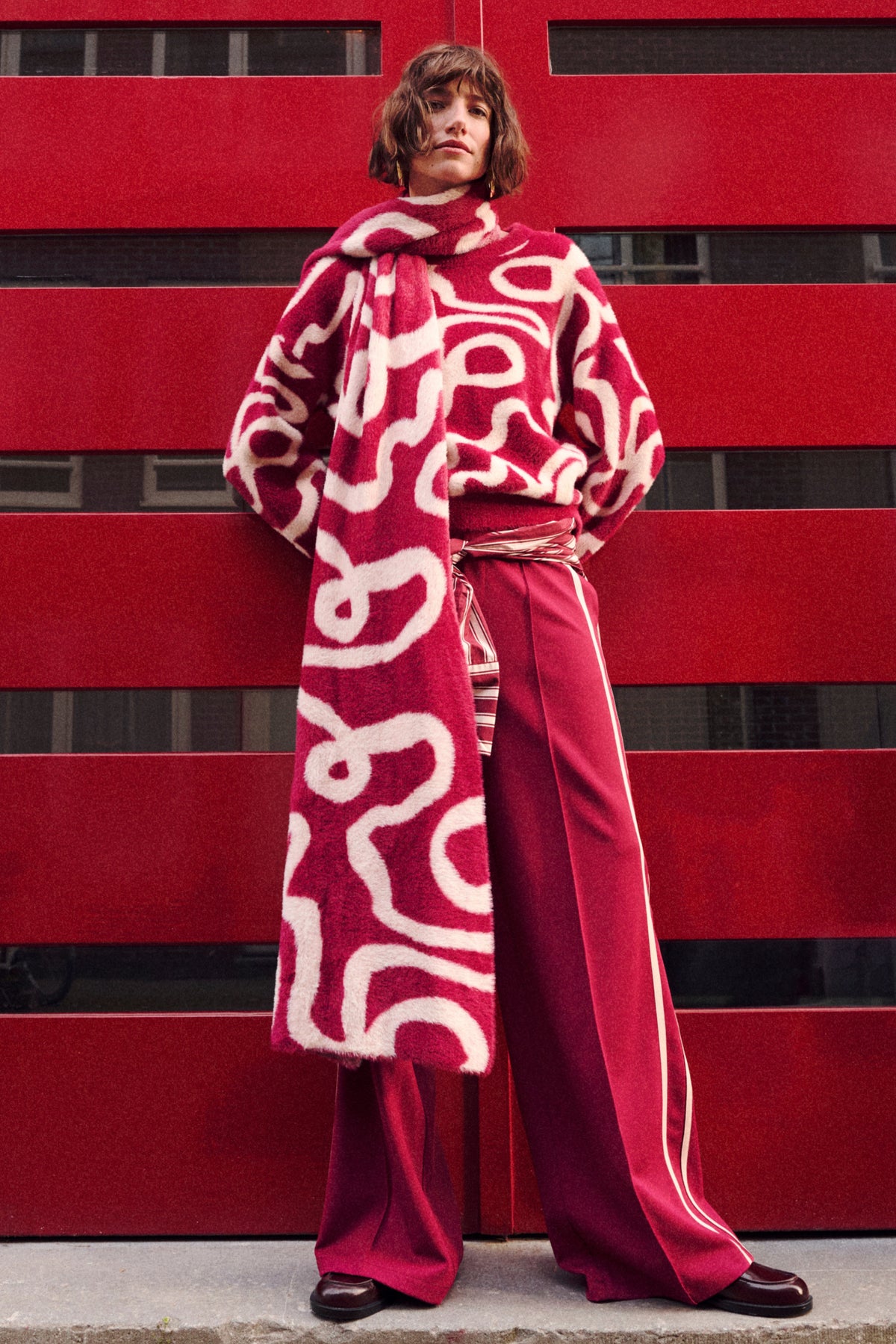 POM Amsterdam Nora broek in dieprode kleur, met een losse pasvorm en elegante stijl, zichtbaar in de afbeelding.