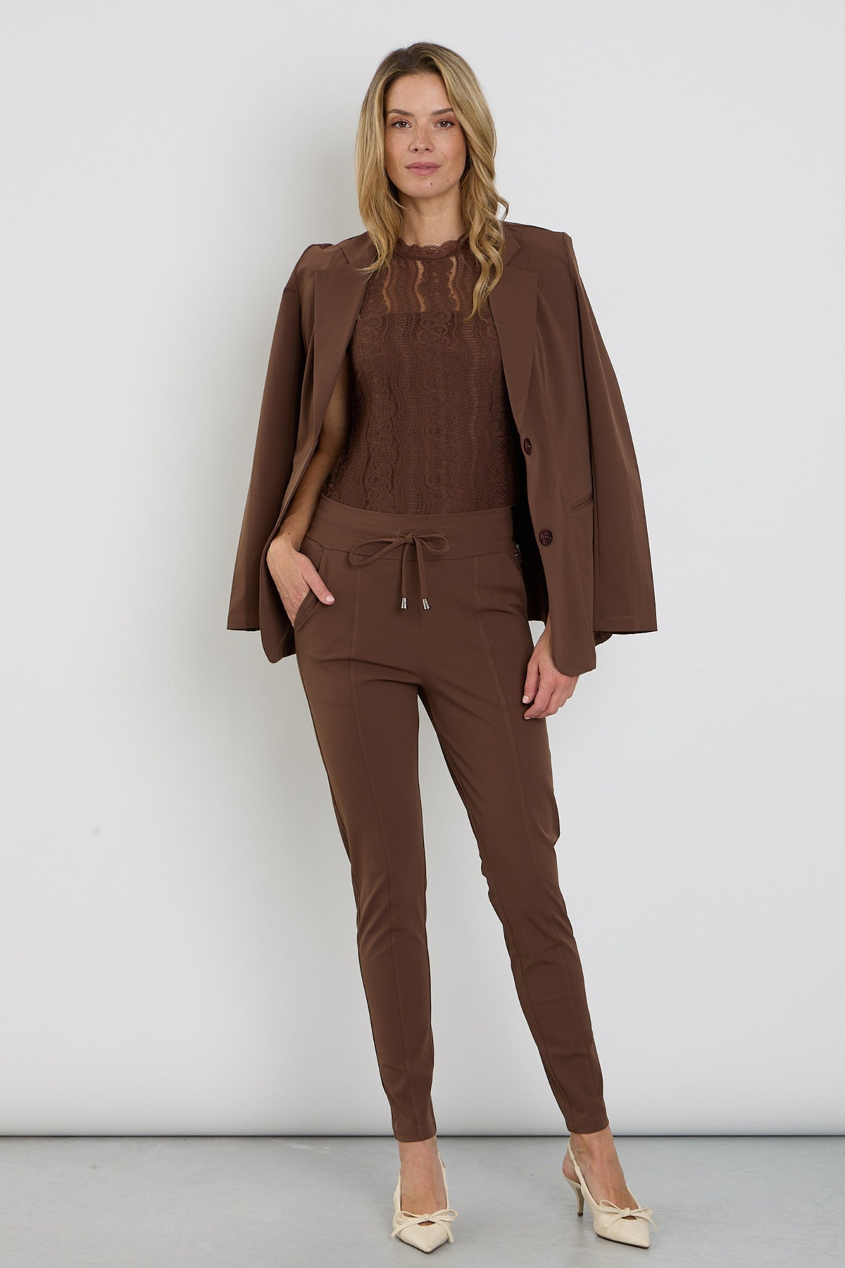 Mi Piace reisbroek in chestnut kleur, casual pasvorm, met zakken en comfortabele stof, ideaal voor reizen en dagelijks gebruik.