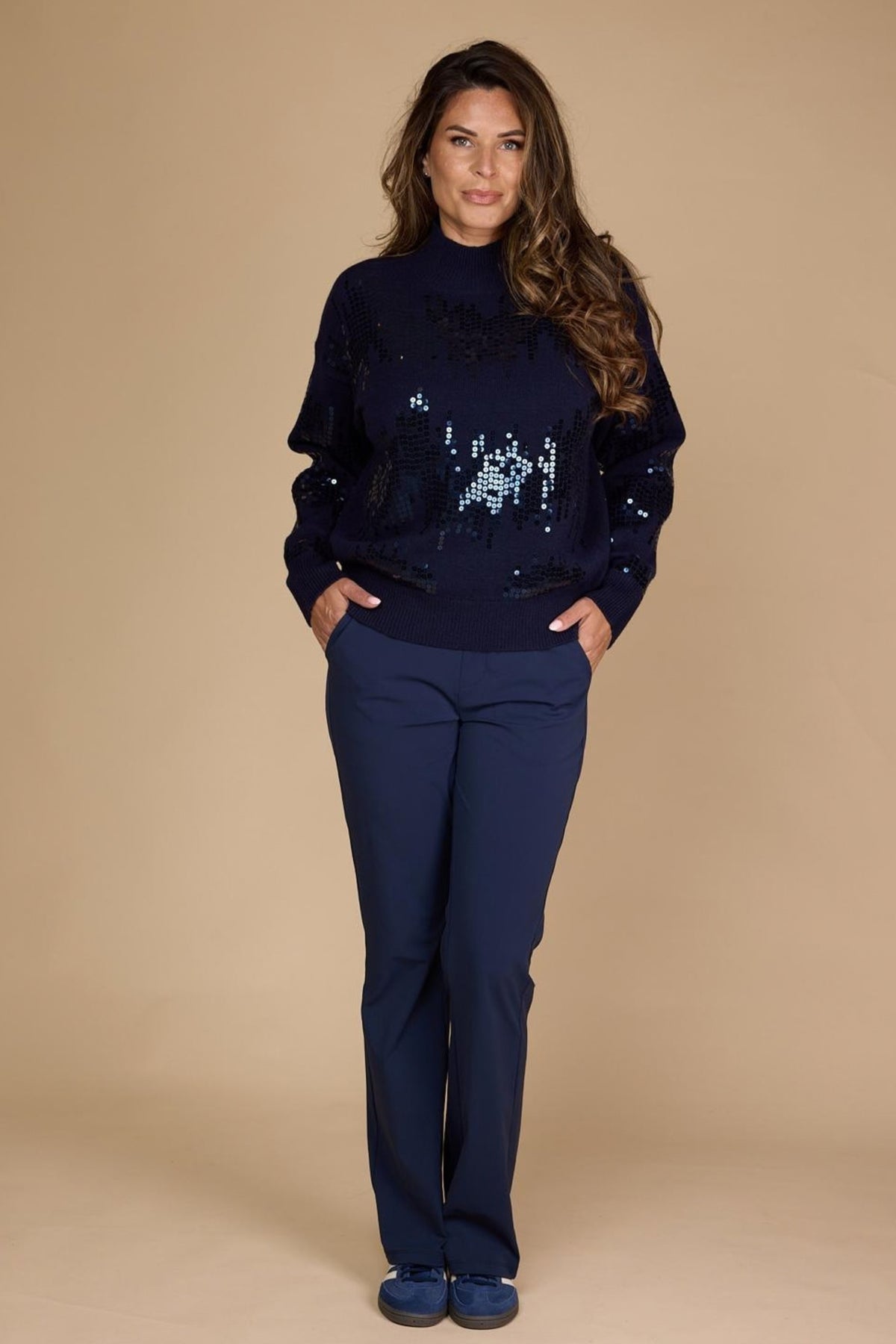 Zoso Jody Navy sweater voor dames, zachte blauwe breisels, comfortabel en stijlvol, getoond in de afbeelding