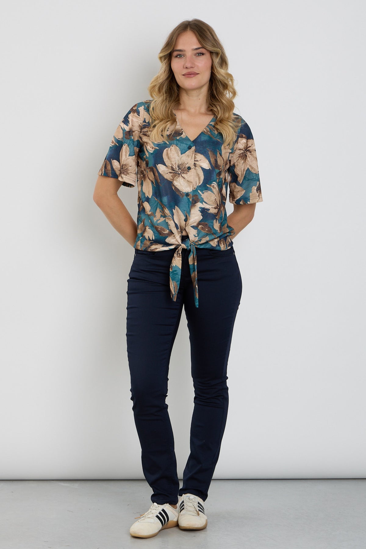 Enjoy 5-pocket indigo broek met klassieke pasvorm en stevige denim stof, zichtbaar in de afbeelding.
