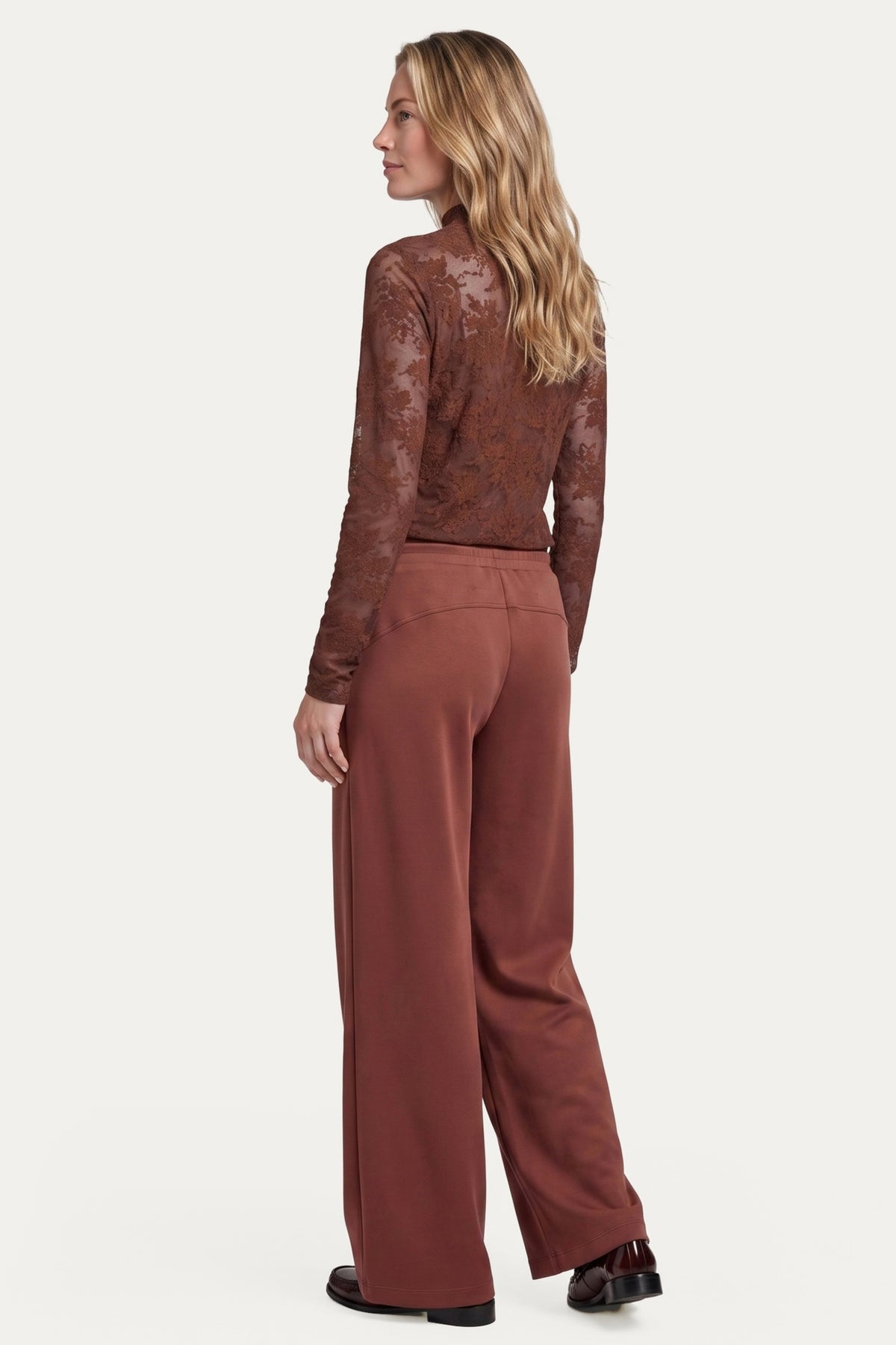 G-maxx Opaline Cappuccino broek met rechte snit en comfortabele pasvorm, zichtbaar op de afbeelding.