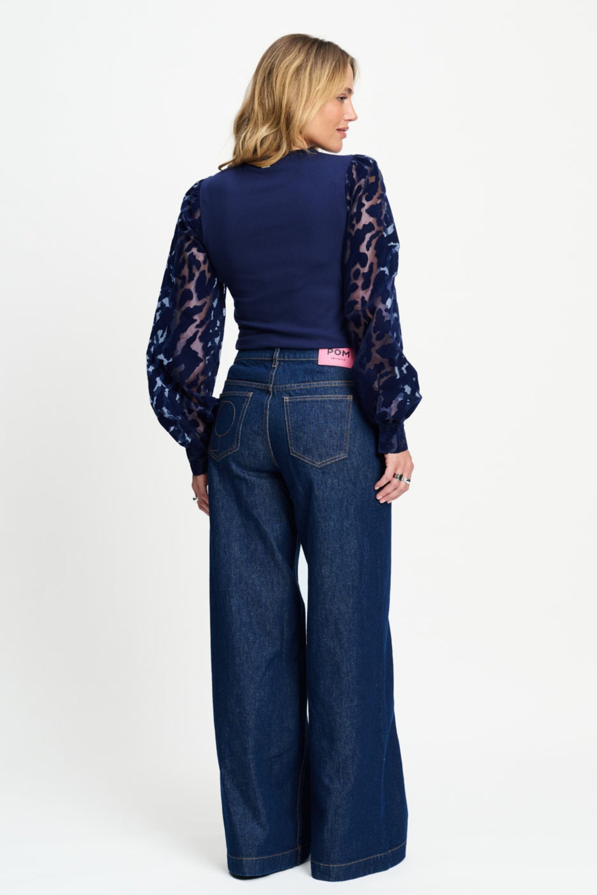 POM Amsterdam Top Britt Eternal Blue SP9825, stijlvolle blauwe top met elegante details, gedragen door een model.