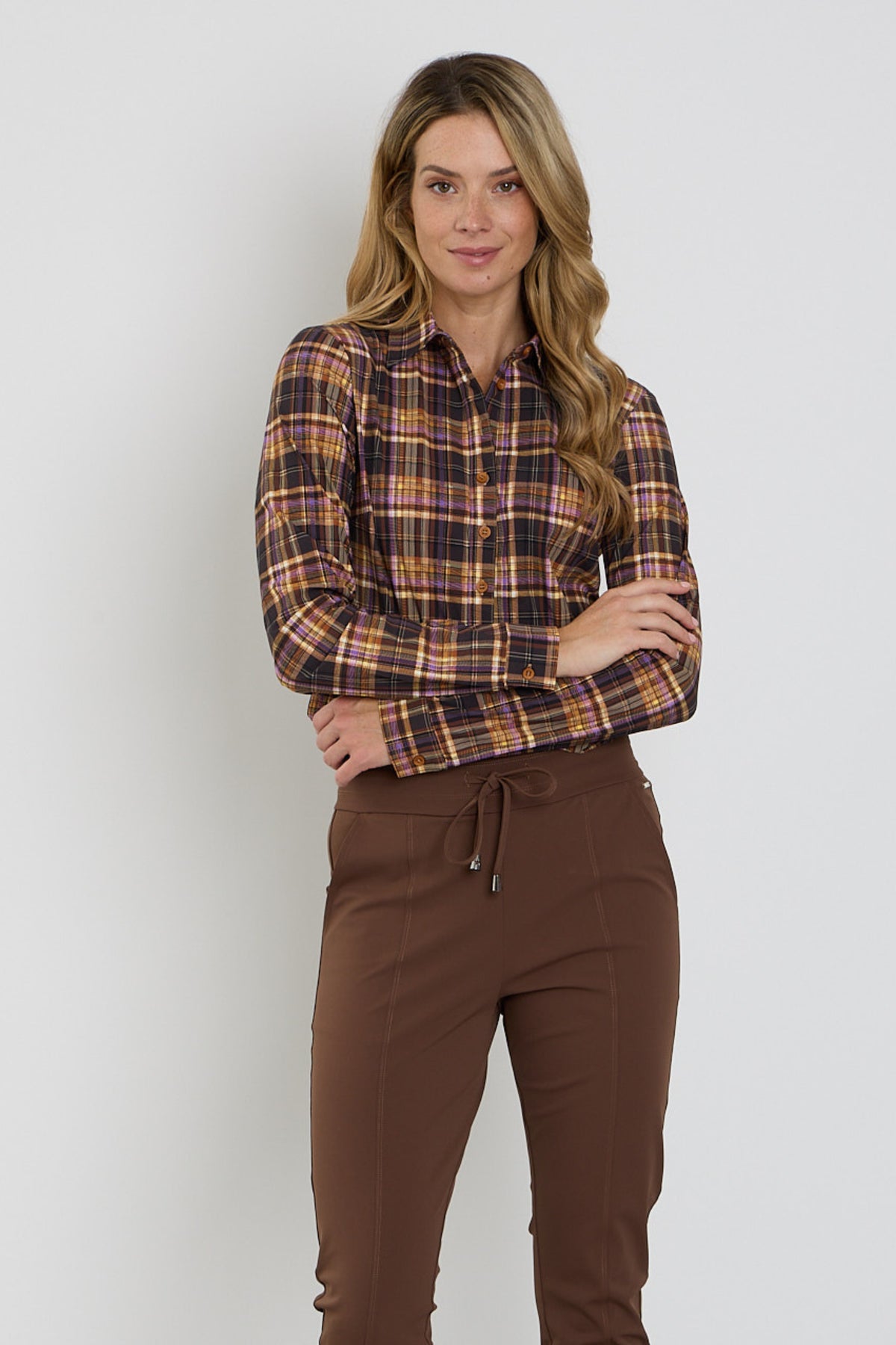 Lichte reisblouse van Mi Piace met ruitprint in paars, geschikt voor winter, zichtbaar in de afbeelding.
