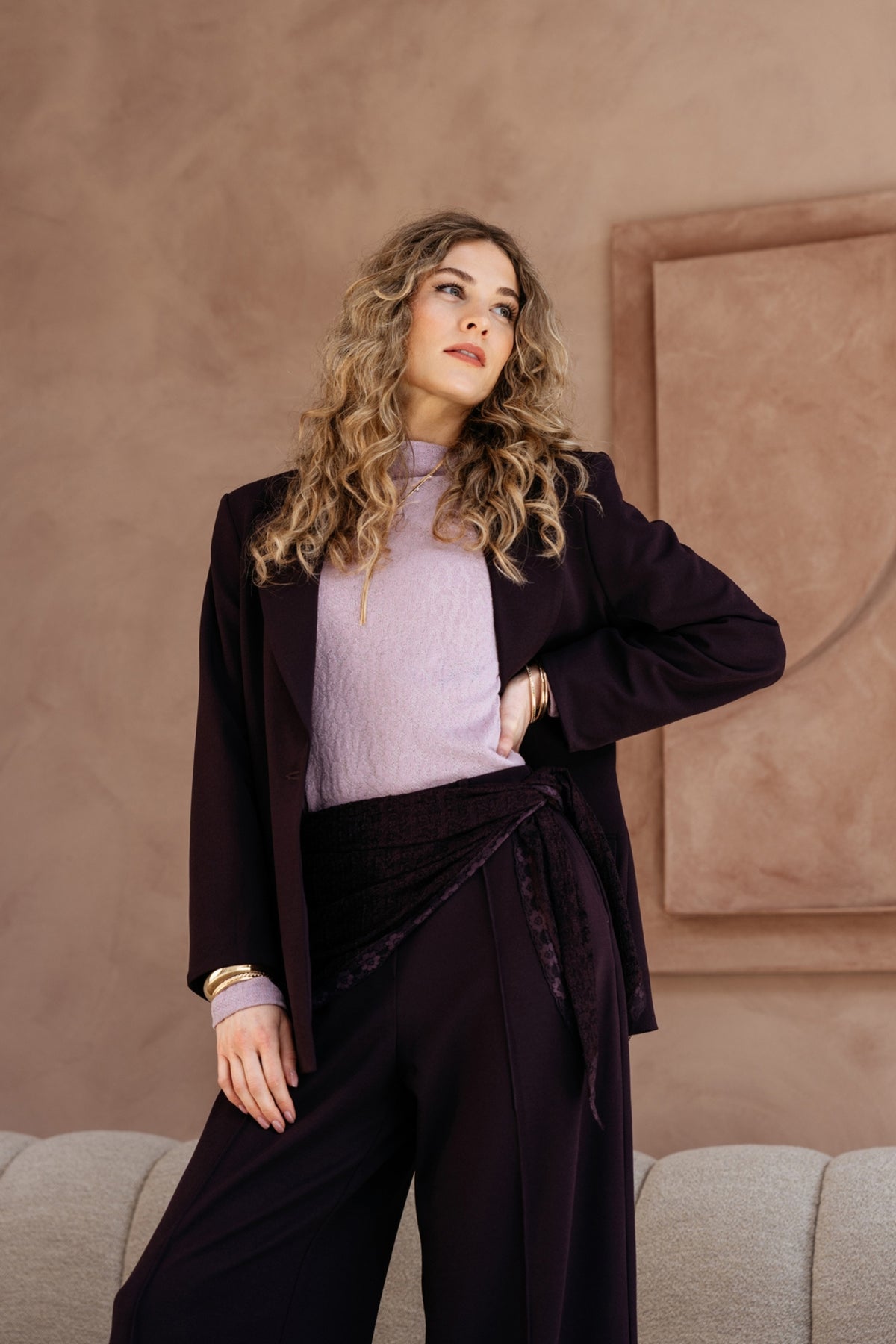 Donkerpaarse blazer Glennis van &Co woman, stijlvolle damesblazer met knoopsluiting en elegante pasvorm.