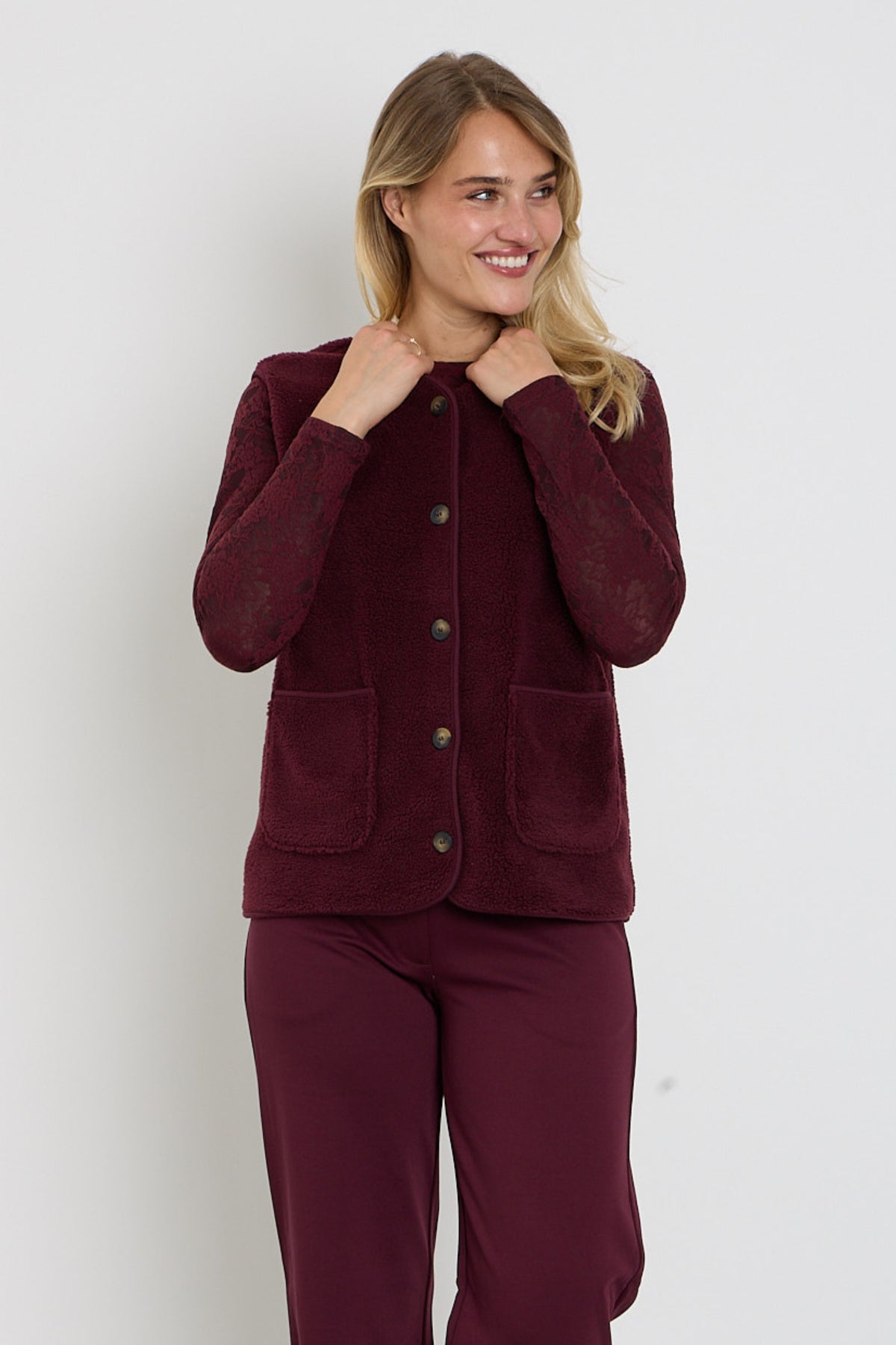 Vrijequent Gilet Fqteddy Port Royale met zachte textuur en knopen, gedragen door een persoon die het model draagt.
