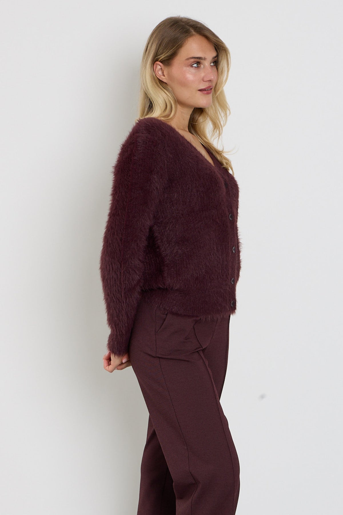 Donkere bordeaux rode fleece vest van Red Button met zachte, warme textuur en ritssluiting, voor dames of heren.