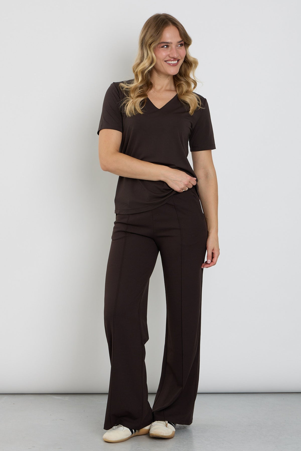 Bruine wide leg broek van Enjoy met losse pasvorm en comfortabele uitstraling, zichtbaar op de afbeelding.