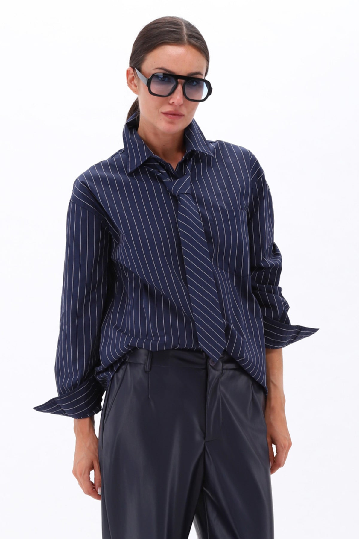 Navyblauwe blouse met stropdas van You're My Lobster by K-design, stijlvolle damesblouse met strikdetail op de afbeelding