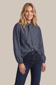 Lichtgrijze denim blouse Fionn van G-maxx met lange mouwen en knoopsluiting, gedragen door een model.