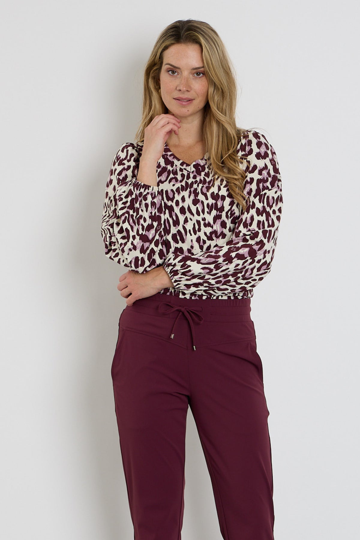 Zoso reisblouse Nathalie in mauve en bordeaux, lichtgewicht en comfortabel voor reizen, zichtbaar in de afbeelding.