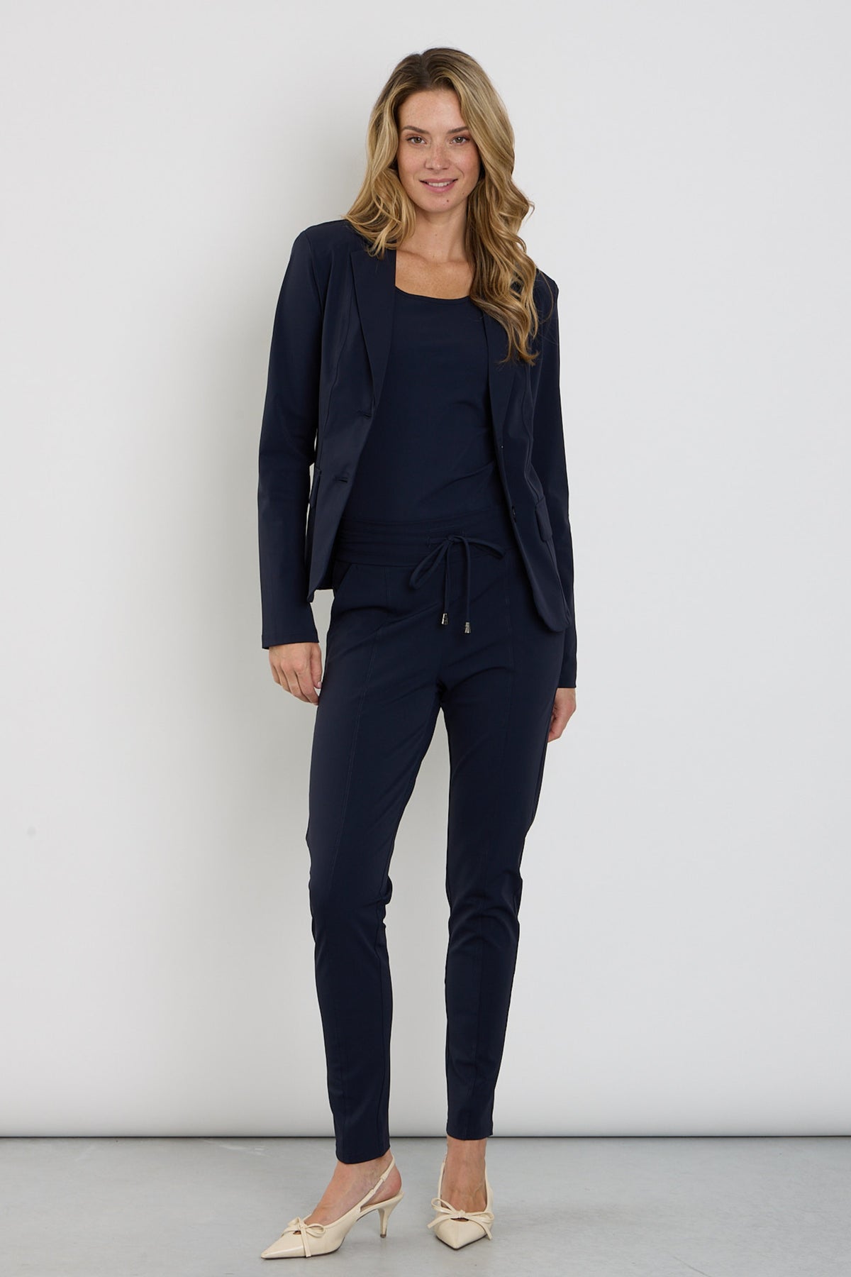 Navy bonded travel broek van Mi Piace, comfortabele pasvorm en duurzame stof, getoond in de afbeelding.