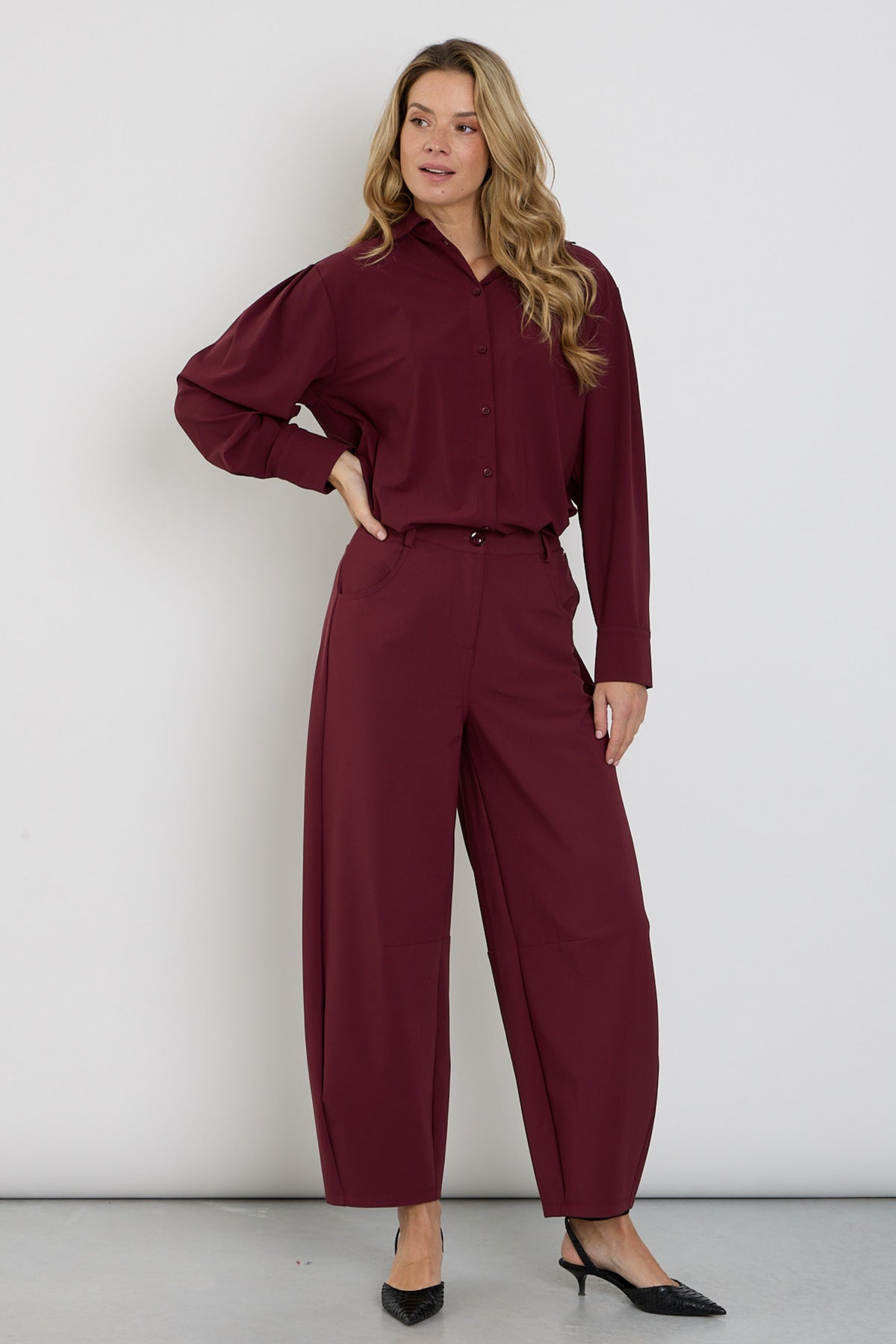 Bonded Travel Balloon Broek in Bordeaux van Mi Piace, getailleerd met elastische taille en zakken, comfortabel en modieus.
