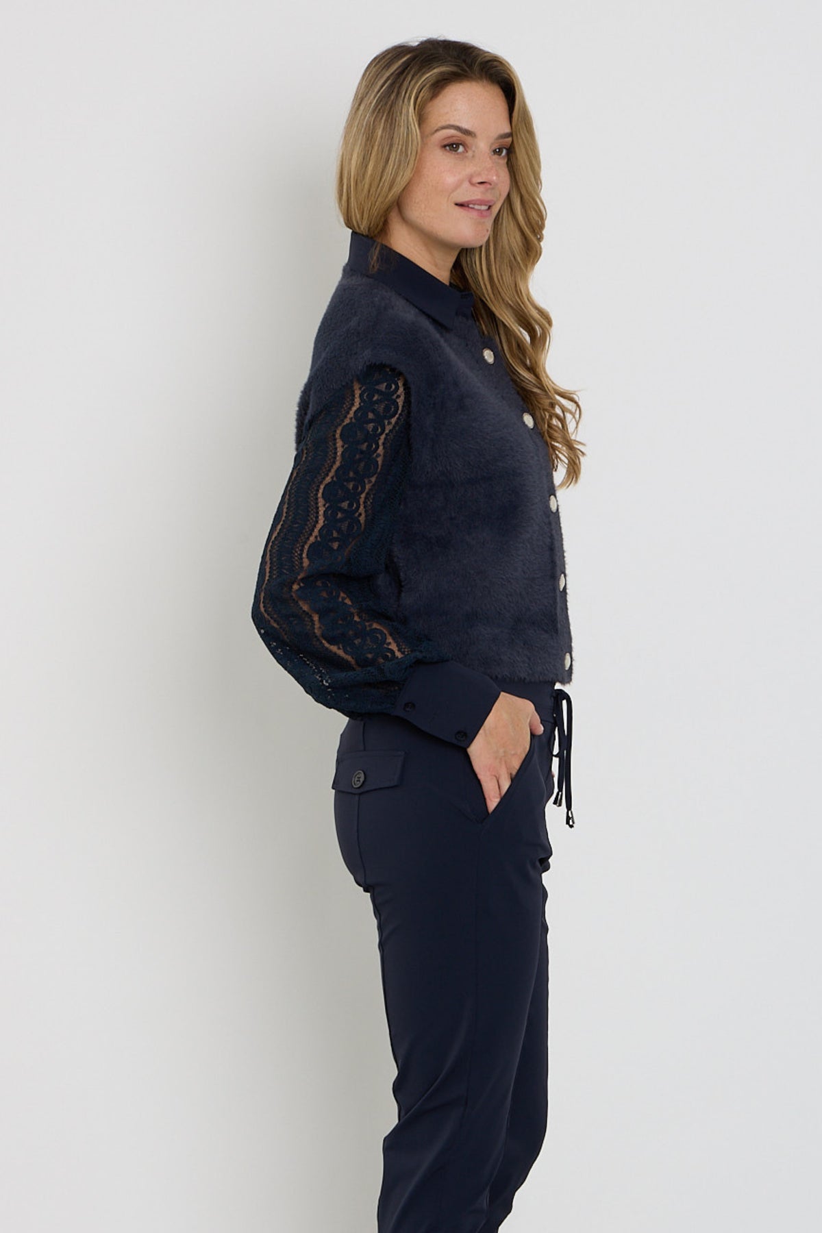 Zweedelige navy blauwe mouwloze vest van Mi Piace met een harige textuur, gedragen door een model.