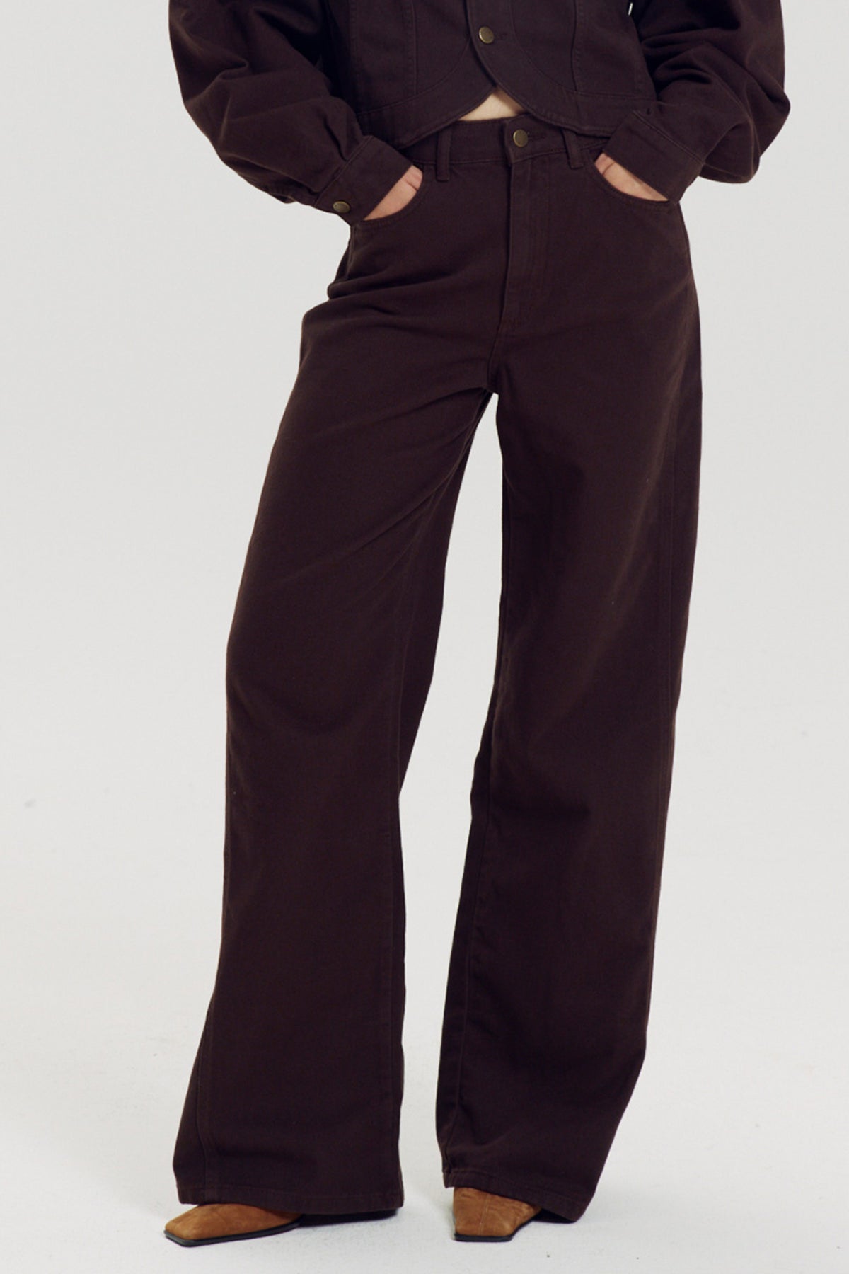 Harper & Yve jeans Mayra Hot Fudge met een slanke pasvorm en donkere bruine kleur, gedragen door een model.
