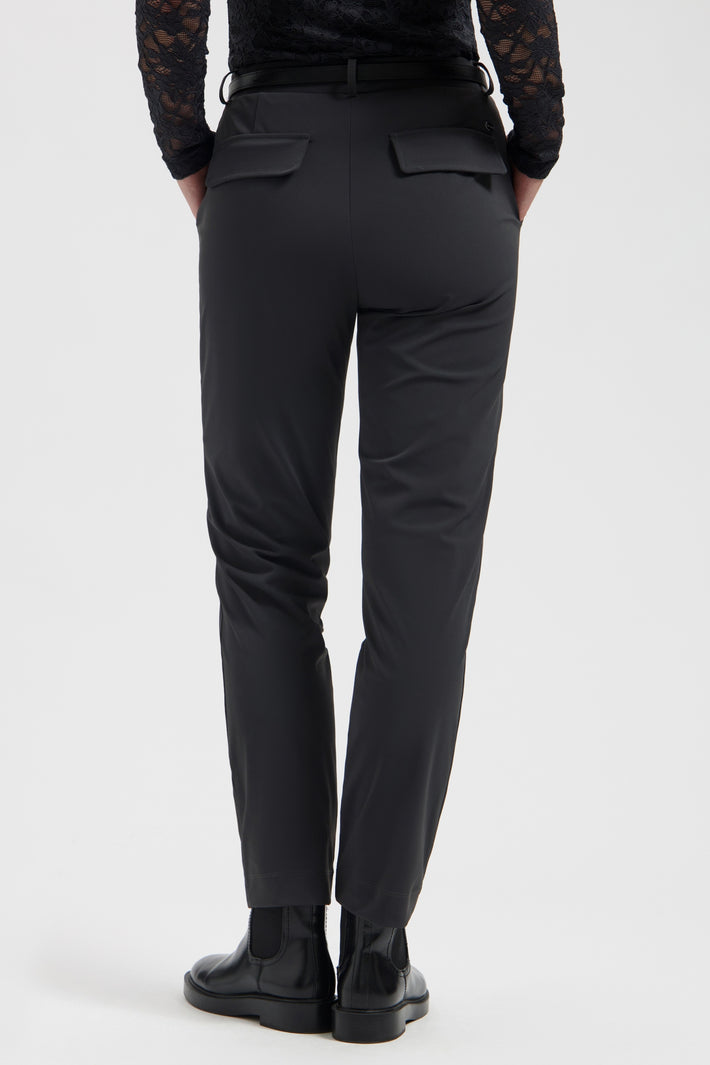 Lady Day Travel Broek Scout Smokey L14.475.3607, comfortabele reisbroek met praktische zakken in een neutrale kleur