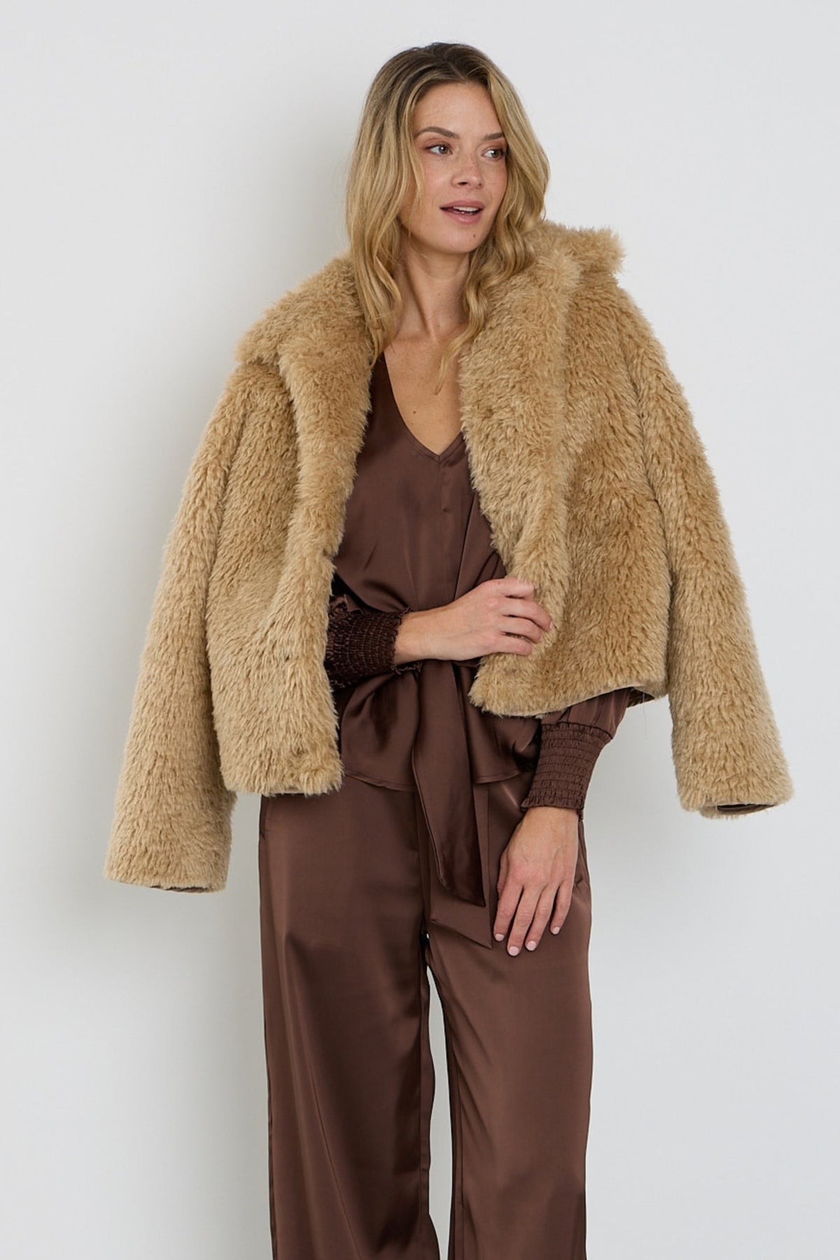 Lichte, beige wollen jas met bontkraag van Mi Piace, stijlvolle winterjas met luxe detail, zichtbaar op afbeelding.