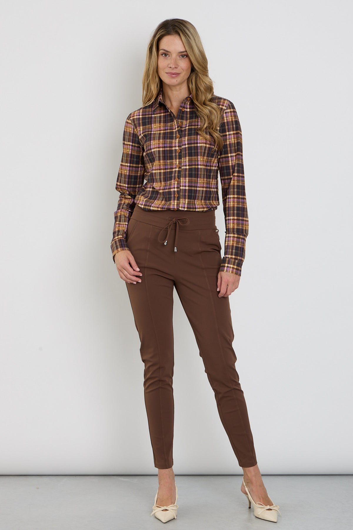 Mi Piace reisbroek in chestnut kleur met comfortabele pasvorm en zakken, ideaal voor reizen en casual draagstijl.