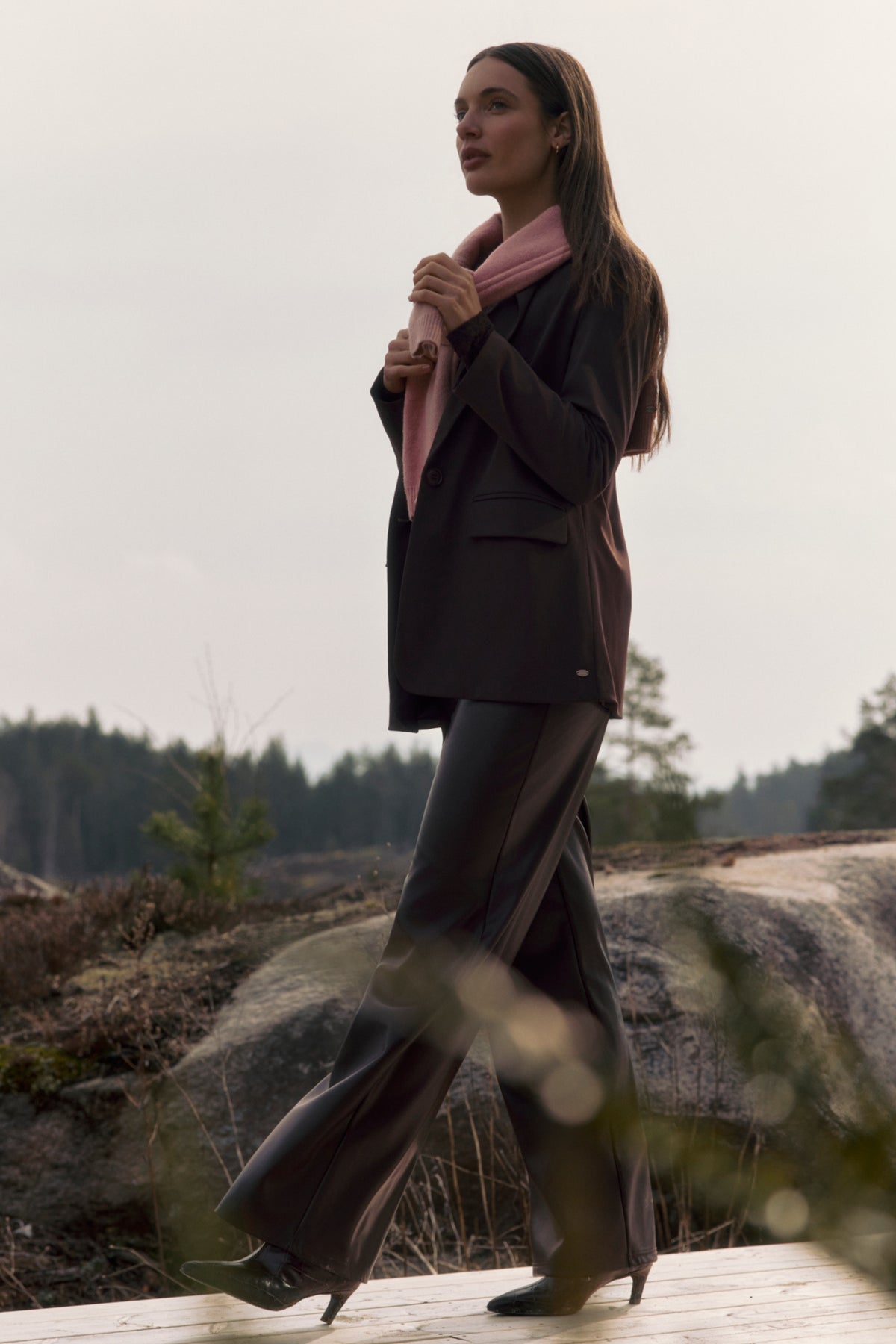 Lady Day Chelsea broek in donkerbruin, modieus en comfortabel, met een strakke pasvorm en stijlvolle uitstraling.
