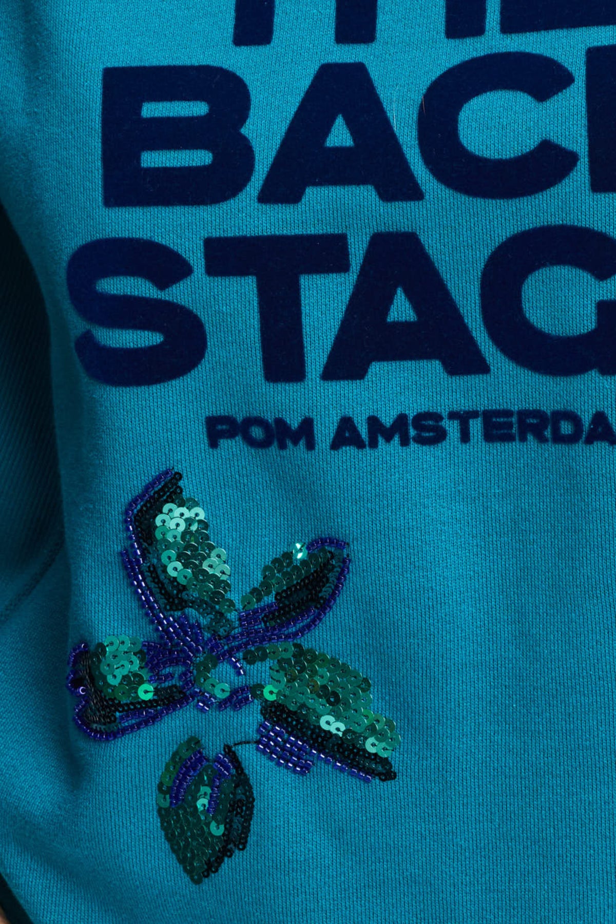 Groene POM Amsterdam sweater Sascha The Backstage met ronde hals en relaxte pasvorm, gedragen door een model.