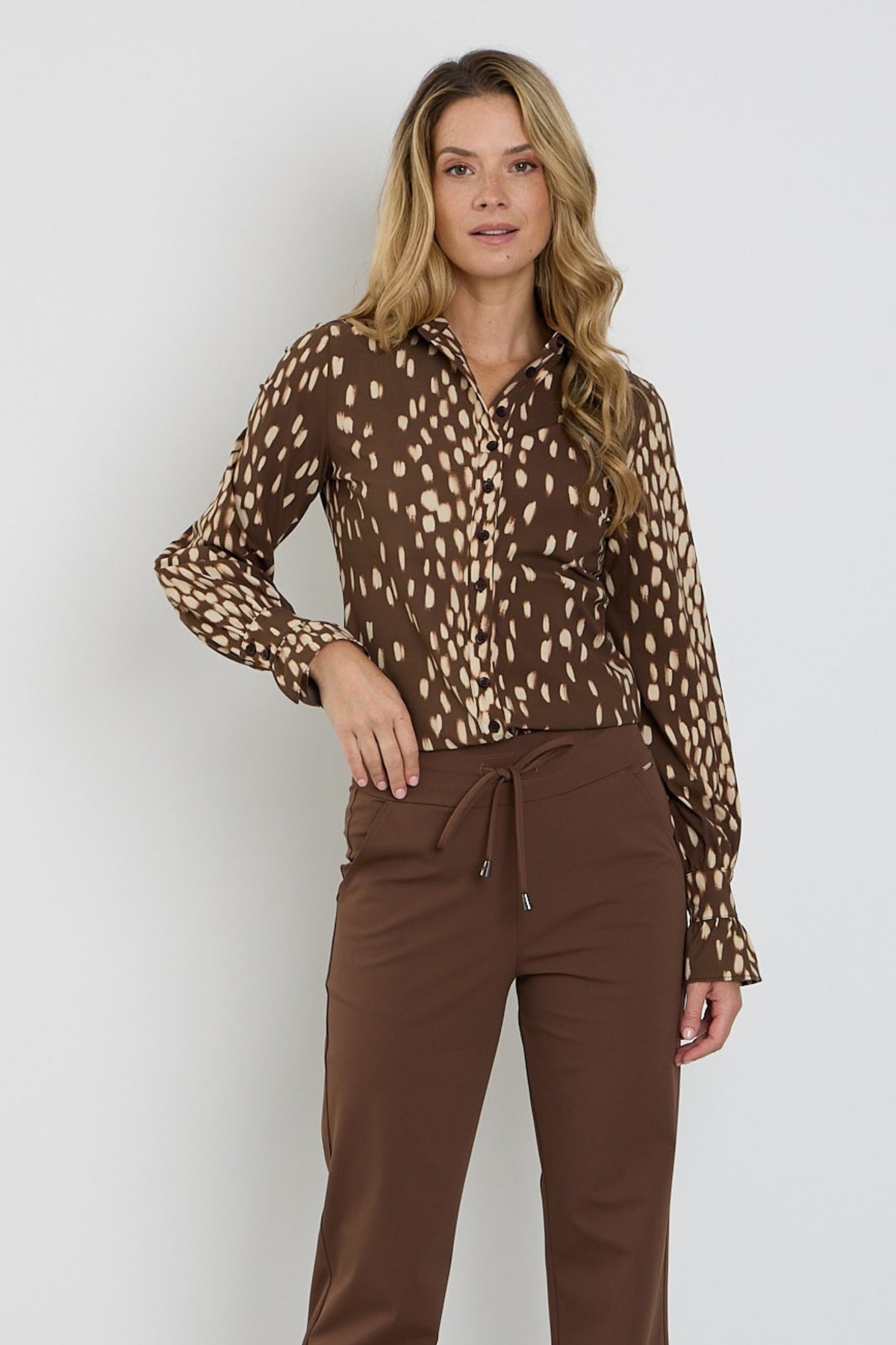 Mi Piace reiskleed met Bambi-print in chestnut, lichte blouse met elegante details en comfortabele pasvorm.
