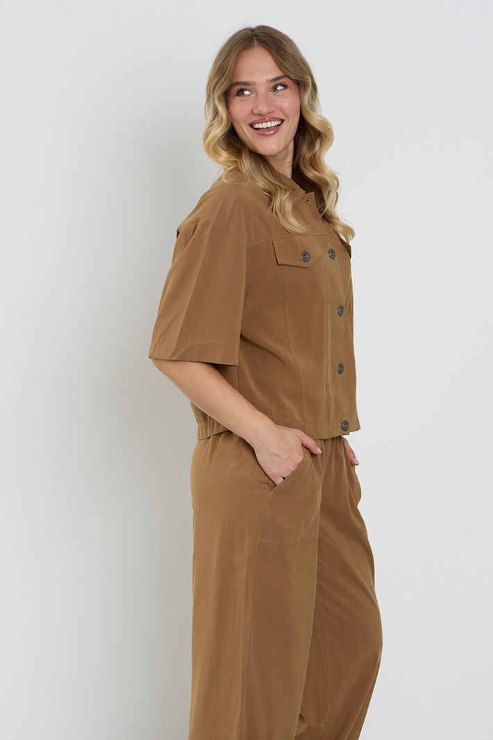 Camelkleurige Enjoy jas met knoopsluiting, close-up afbeelding van de Dooknoop Jacket Camel 926175