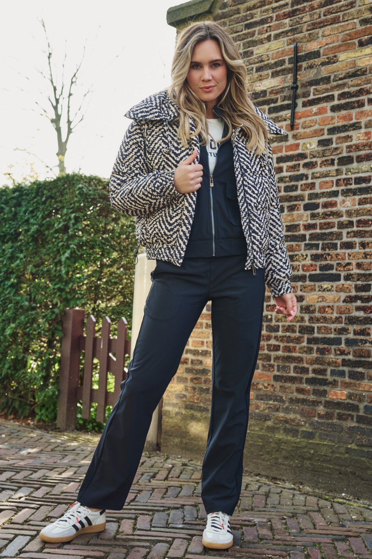 Zwart reisbroek Jantine van Zoso, comfortabel en stijlvol, met een ontspannen pasvorm en praktische details.