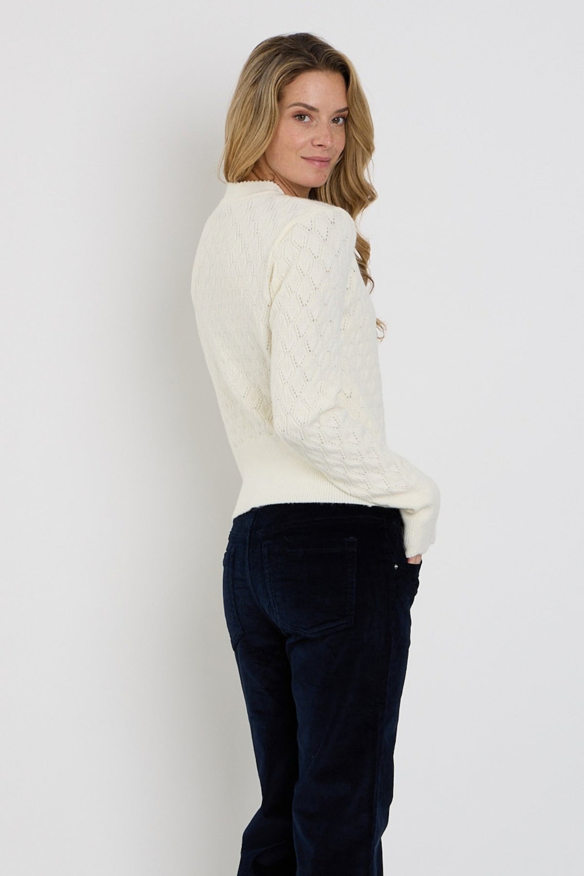 Offwhite vest van Mi Piace met ajour en strikdetails, elegante dameskleding op een model gelegen.