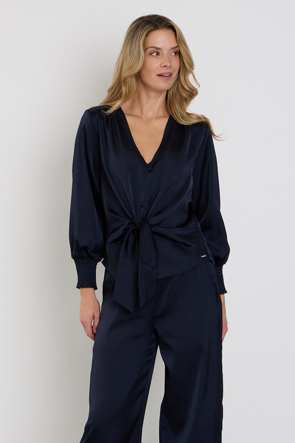 Navy blauwe satijnen blouse met knoopdetails van Mi Piace, elegante en stijlvolle damesblouse met gerimpelde manchetten.