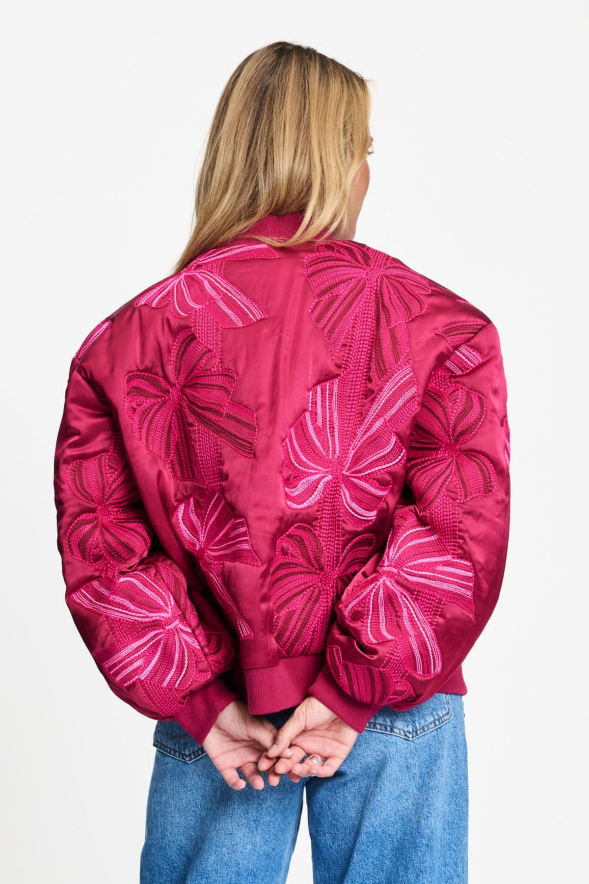 POM Amsterdam Ashley geborduurde jas met strikdetails, suitable voor casual draagstijl, zichtbaar in de afbeelding.