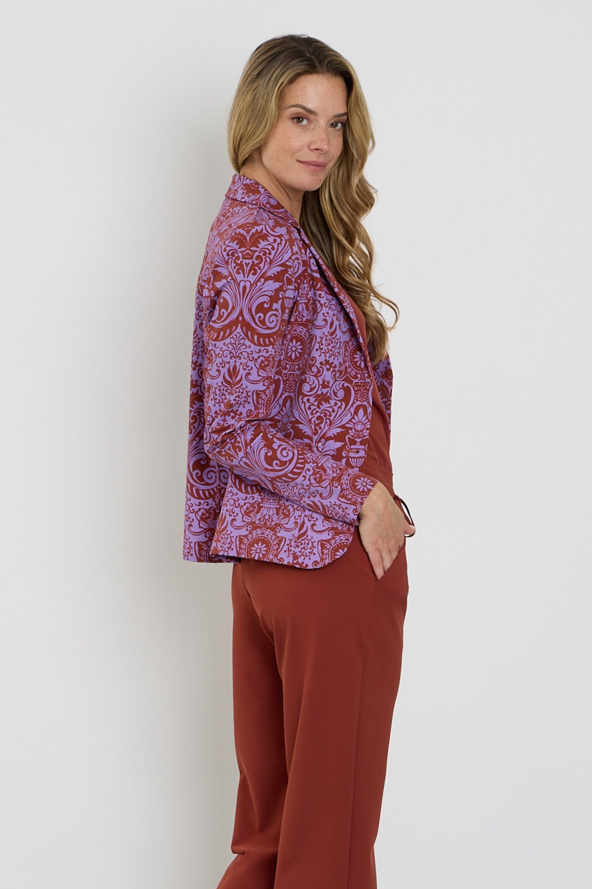 Mi Piace reiskostuum blazer in brique met barokprint en hyacintkleur, casual en stijlvol voor reizen