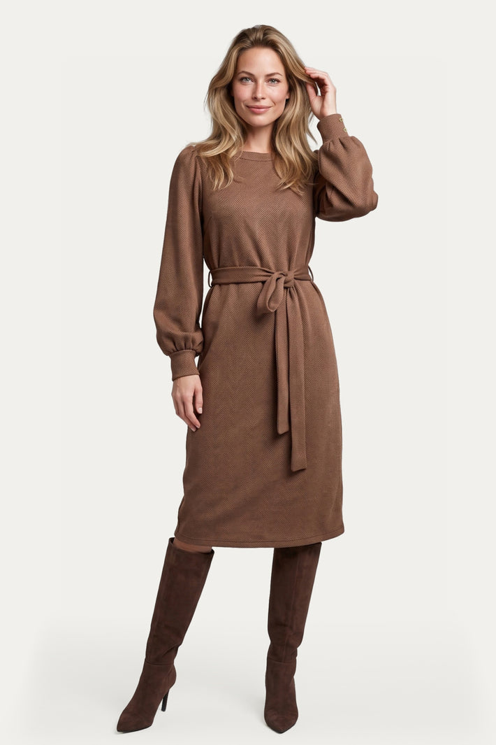 G-maxx Maple Cappuccino jurk met lange mouwen, knielengte en bloemendessin, gedragen door een model.