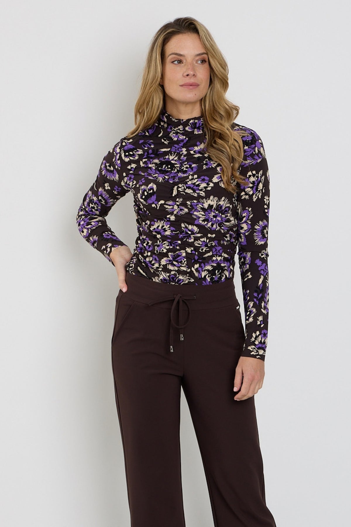 Mi Piace winter travel top met lichte wrinkels en ornamentale bloemenprint in paars, geschikt voor koude dagen.