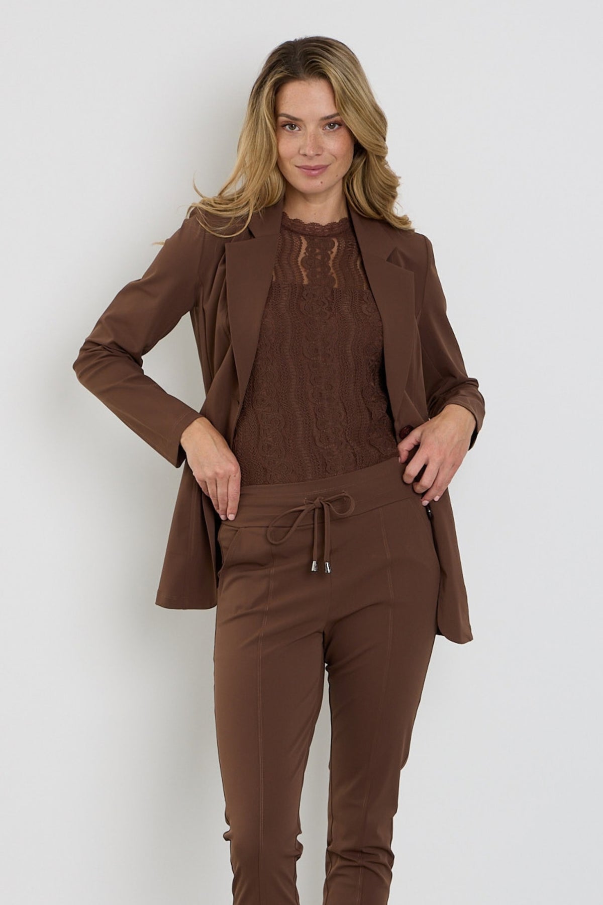 Mi Piace Travel Top Kant Chestnut, stijlvolle top met ronde hals en korte mouwen, perfect voor casual draagstijl.