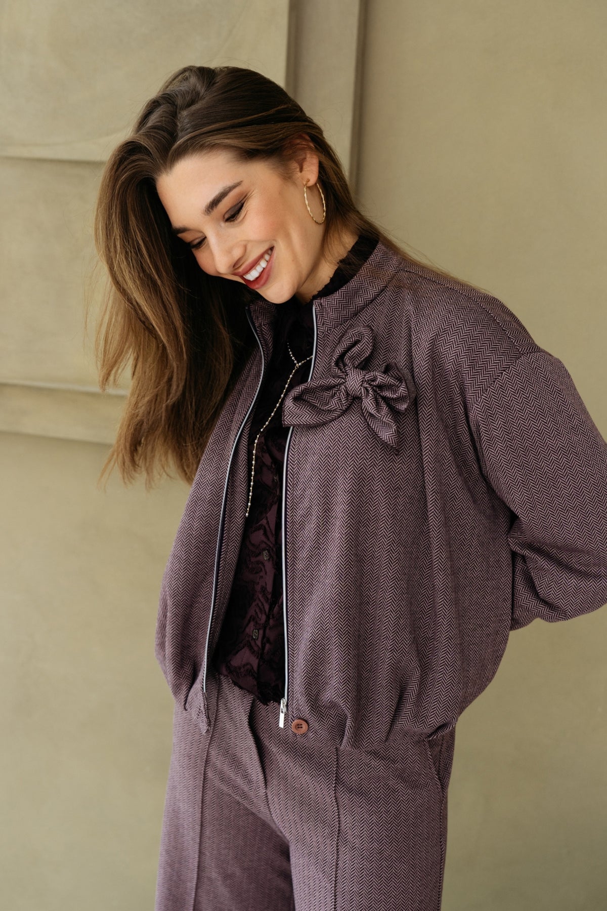 &Co woman Cora Herringbone jas in dieppaarse multicolor, getailleerd met knopen en lange mouwen, close-up van de stof en pasvorm