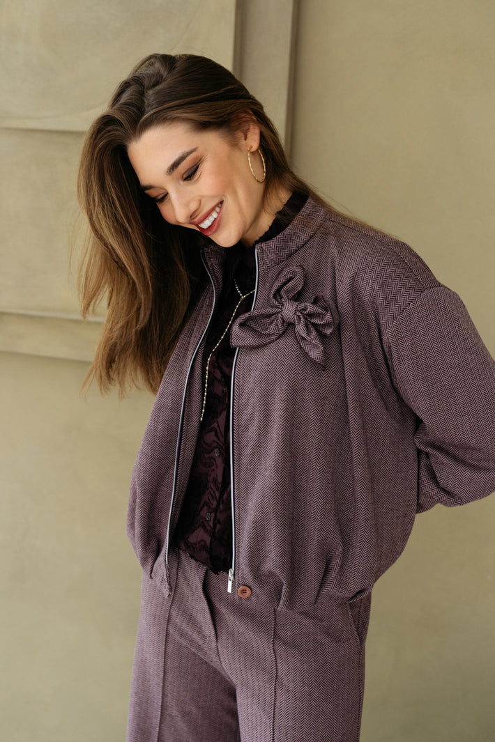 &Co woman Cora Herringbone jas in dieppaarse multicolor, getailleerd met knopen en lange mouwen, close-up van de stof en pasvorm