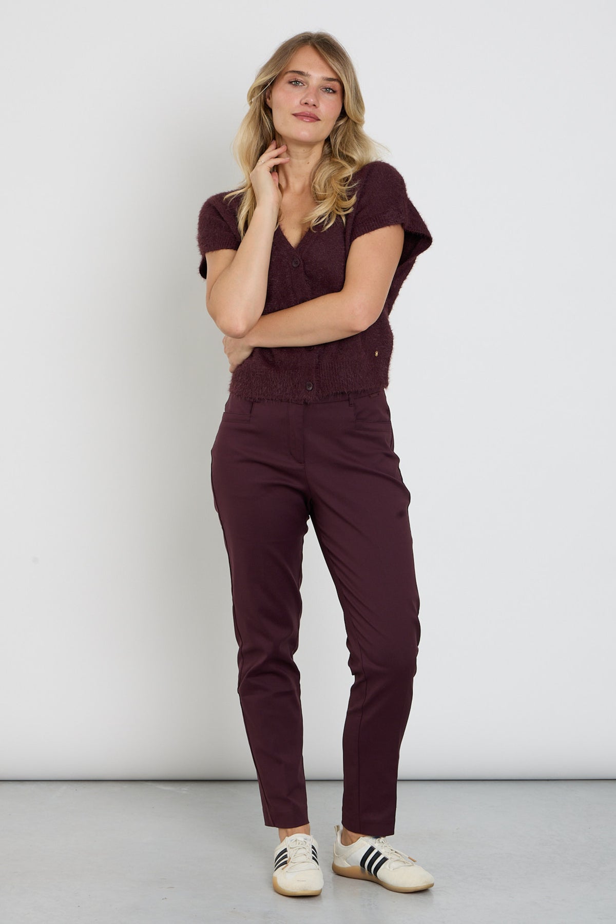 Diana Smart Burgundy broek van Red Button, elegante damesbroek met tailleband en rechte pasvorm, close-up van de stof en details