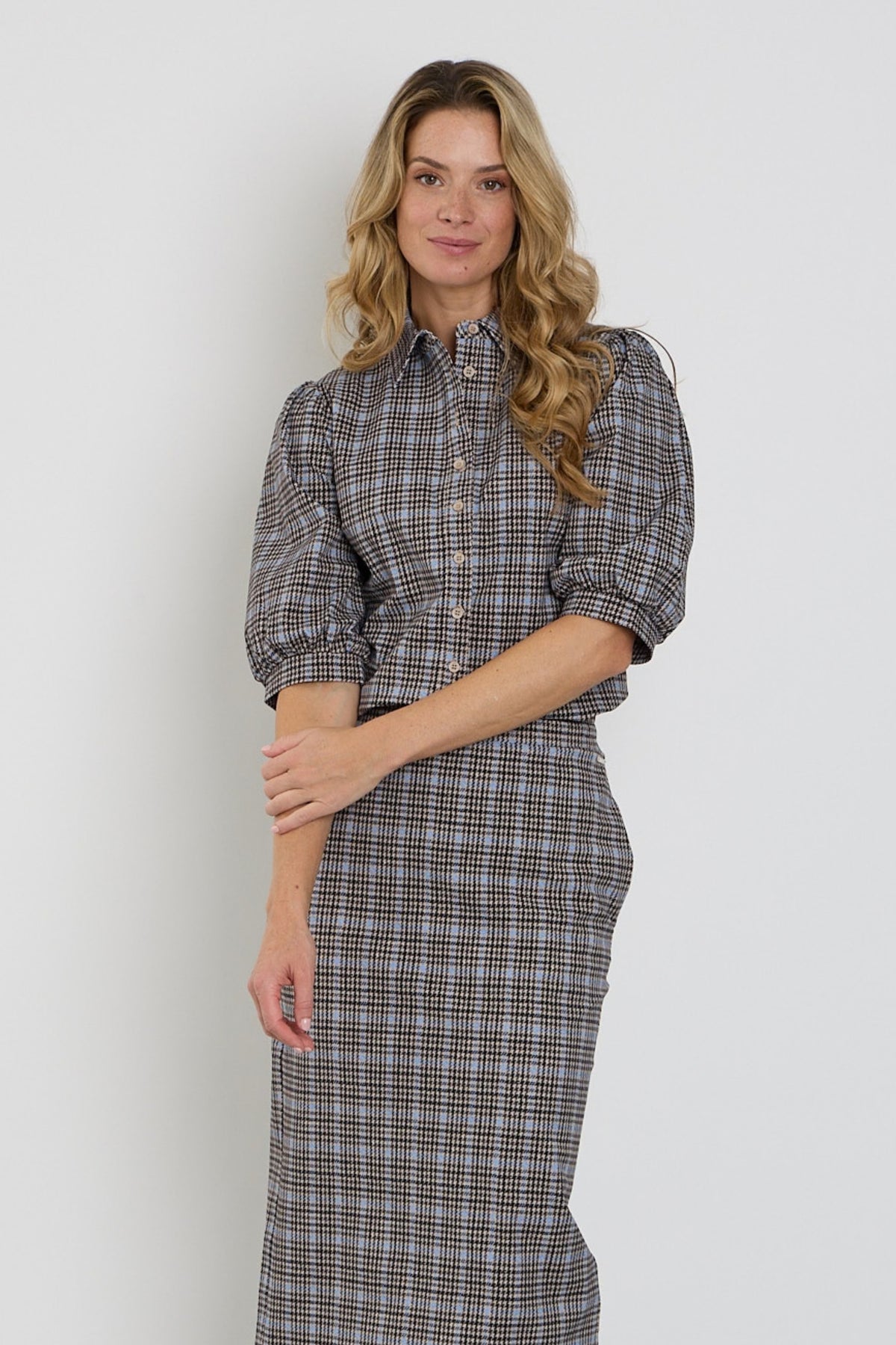 Mi Piace reiskleding blouse met pofmouwen en harvest tweed print in blauwe kleur, stijlvolle damesblouse voor reis- en casualkleding