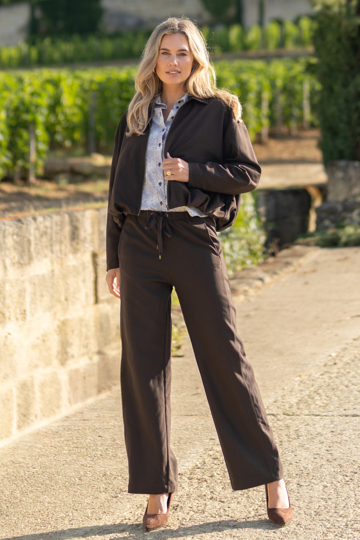 Elvira Casuals Madison donkere koffie suède broek met rechte pasvorm en zachte textuur, getoond in close-up.
