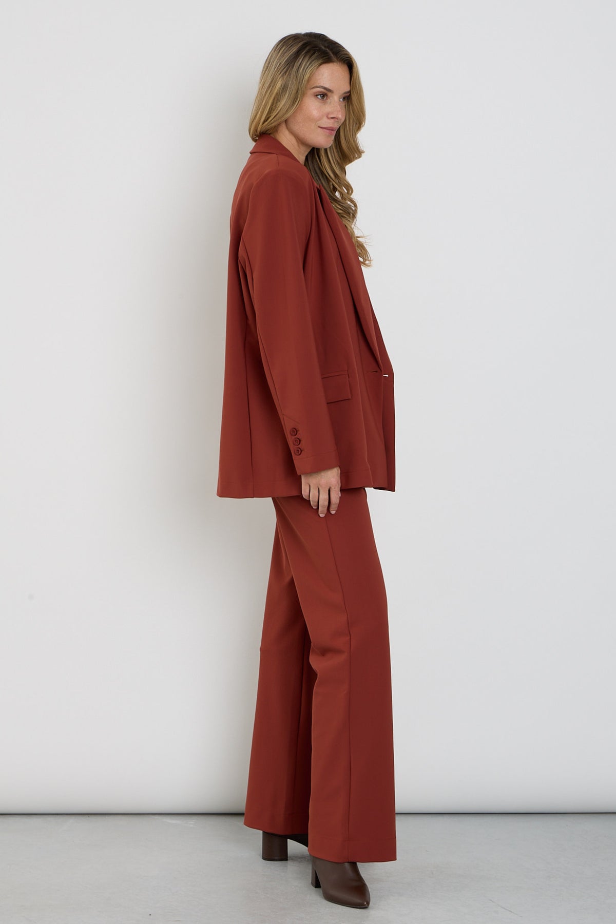 Mi Piace bonded travel broek in fired brick kleur met wijde, flared pijpen, casual en comfortabel voor reizen en dagelijks gebruik.