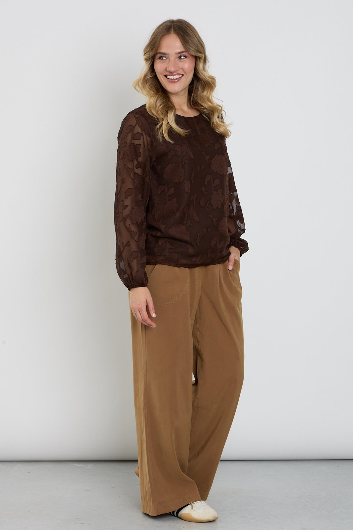 Lange breedtemaat camelkleurige broek van Enjoy met wijde pijpen, casual en stijlvol voor een moderne look.